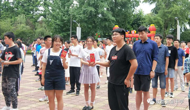 成都玉壘中學(xué)別樣的高考壯行大會(huì)