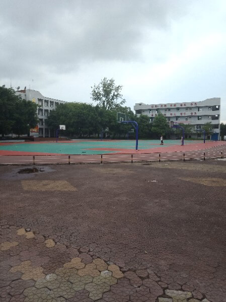 地處內(nèi)江市東興區(qū)郭北鎮(zhèn)。學校依山傍水，位于清流河畔，獅子山腳下。五十多年來，以其優(yōu)良的校風、教風、學風、社會形象和獨特的辦學風格，被評為“內(nèi)江市示范性高中”、“內(nèi)江市校風示范?！?、“內(nèi)江市最佳文明單位”、“內(nèi)江市辦學水平督導評估優(yōu)秀學?！?、“內(nèi)江市體育傳統(tǒng)項目學?！薄ⅰ皟?nèi)江市德育工作先進學?！?、“內(nèi)江市和諧校園”。