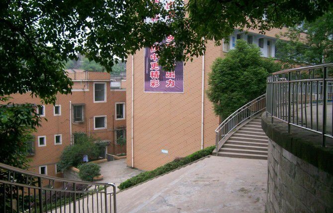 江安縣第四中學(xué)的現(xiàn)任校長是誰？