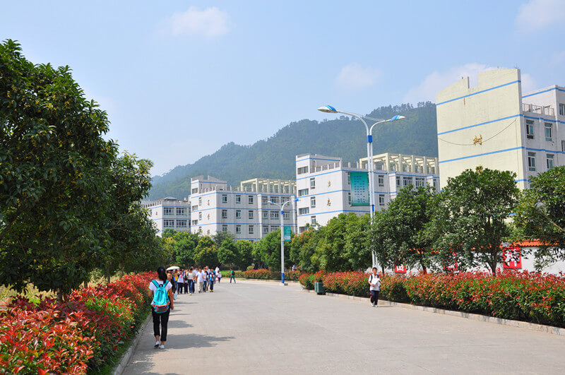 筠連縣中學地址在哪？