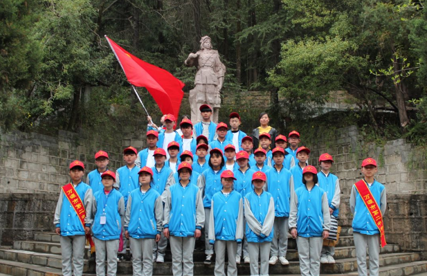 萬源二中開展“我們的節(jié)日，清明祭英烈”活動