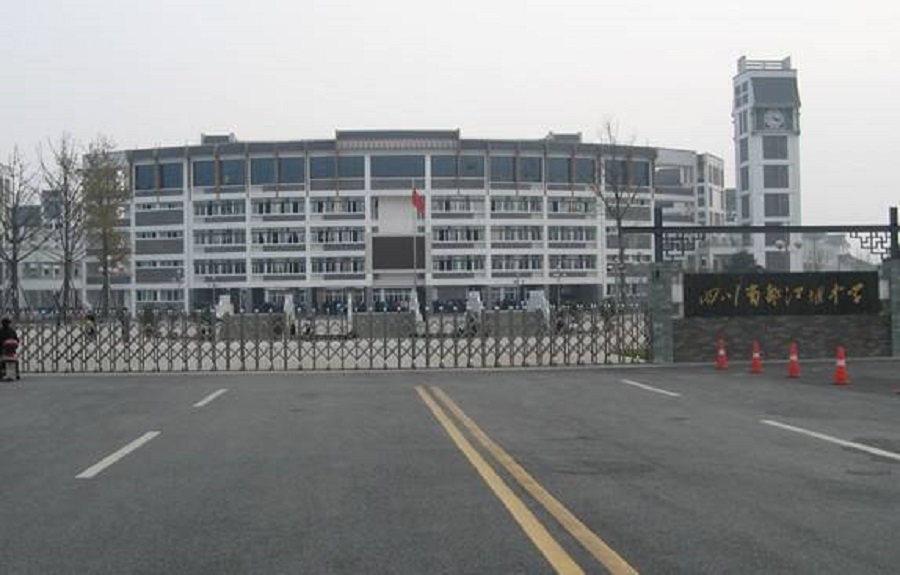 都江堰中學(xué)是公辦還是民辦？