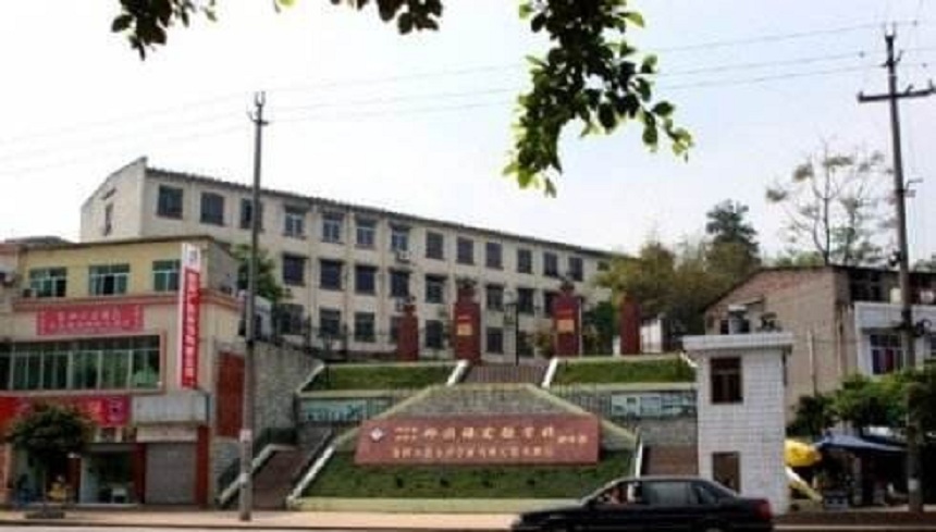 資陽外國語學(xué)校環(huán)境、教學(xué)設(shè)施好不好？
