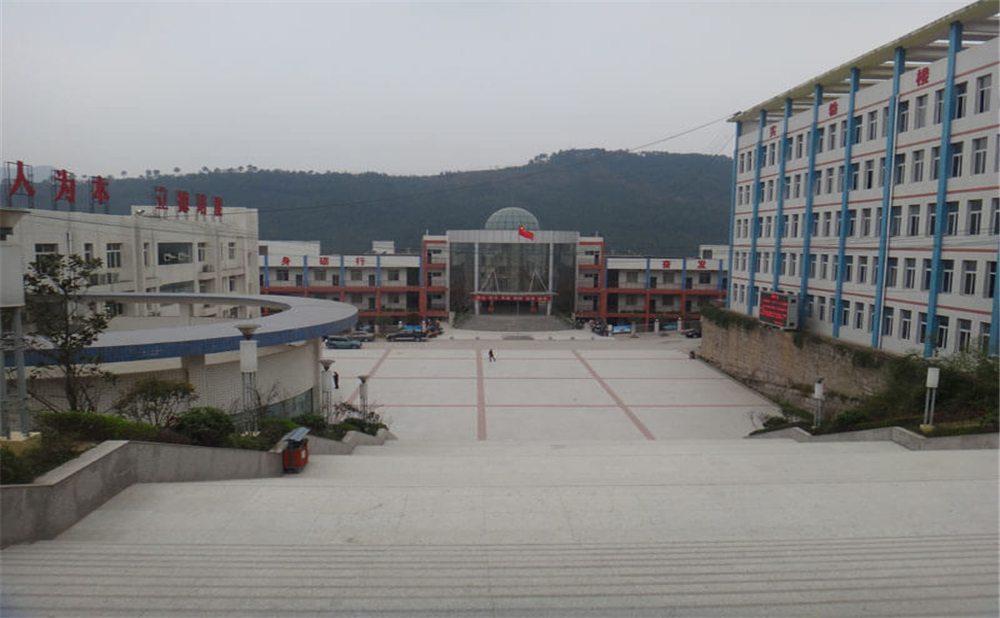 通江縣第二中學(xué)學(xué)校詳細(xì)地址在什么地方？