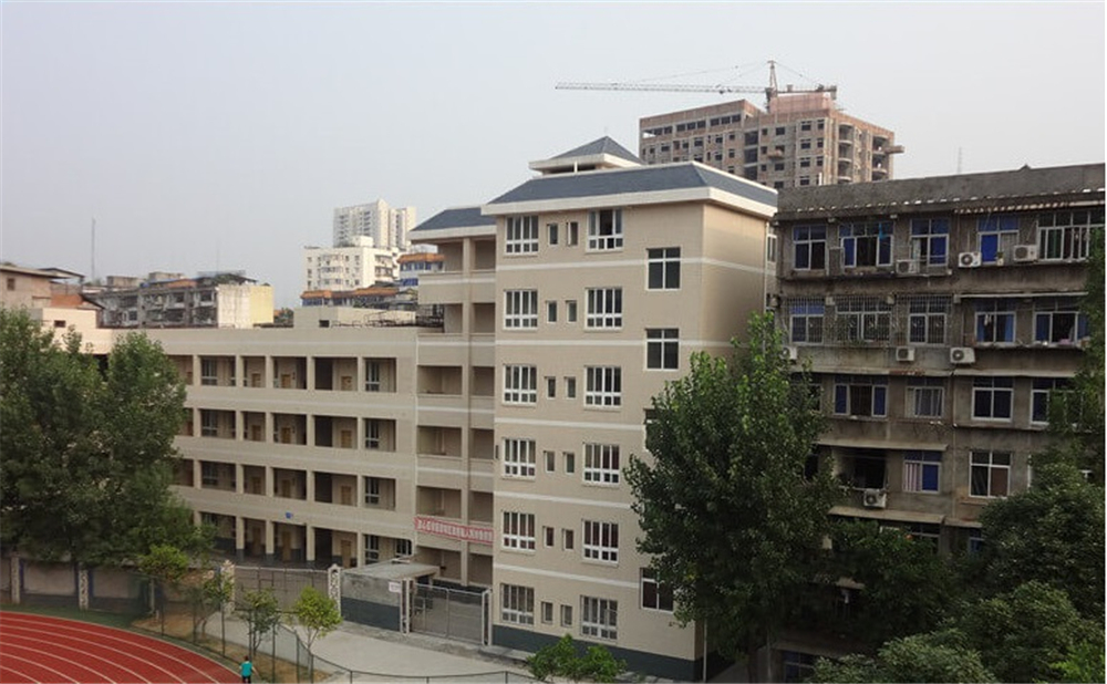 巴中中學(xué)2020年學(xué)校學(xué)費(fèi)多少錢一年？