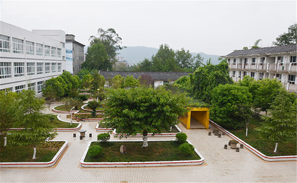 曾口中學(xué)學(xué)校環(huán)境怎么樣？