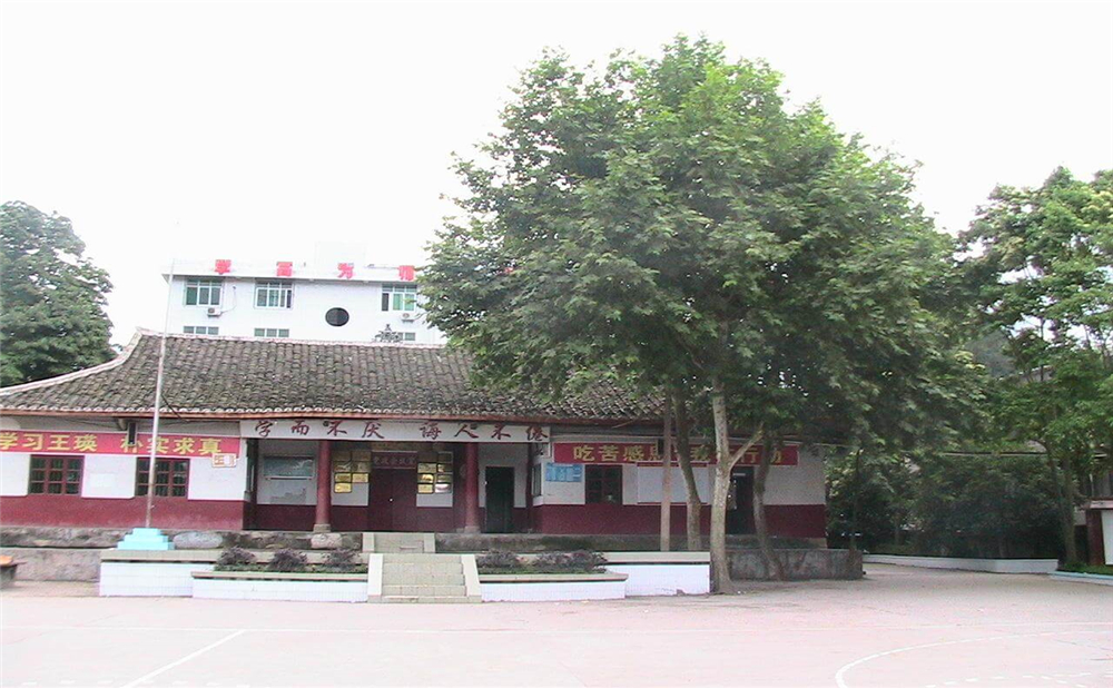 巴州區(qū)茶壩中學(xué)2020年學(xué)校學(xué)費(fèi)多少錢一年？