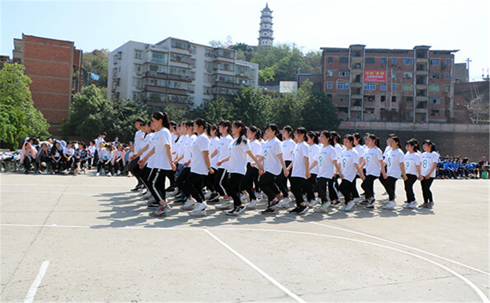 威遠(yuǎn)縣自強(qiáng)中學(xué)學(xué)校詳細(xì)地址在什么地方？