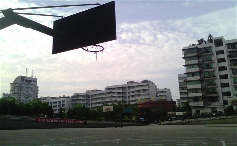 內(nèi)江市翔龍中學(xué)學(xué)校環(huán)境怎么樣？
