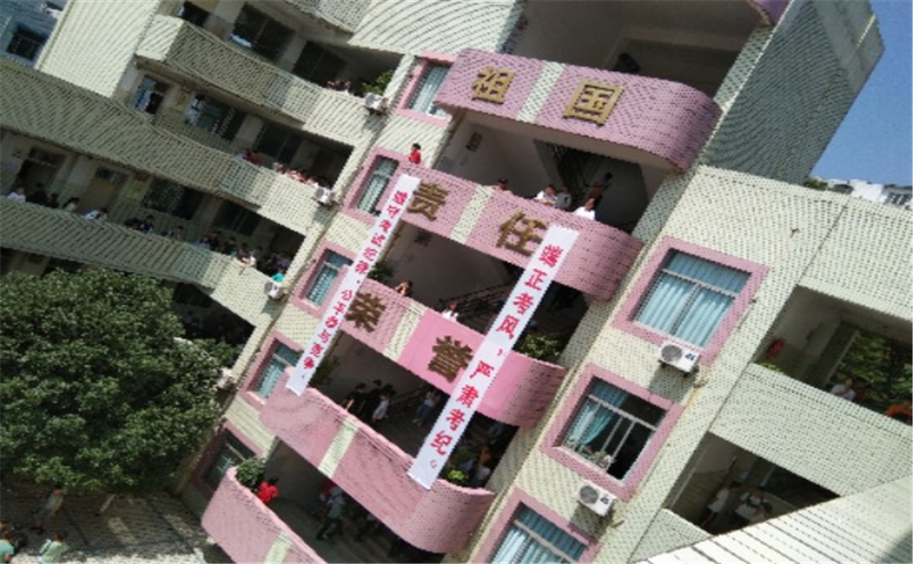 內(nèi)江市翔龍中學2020年學校學費多少錢一年？