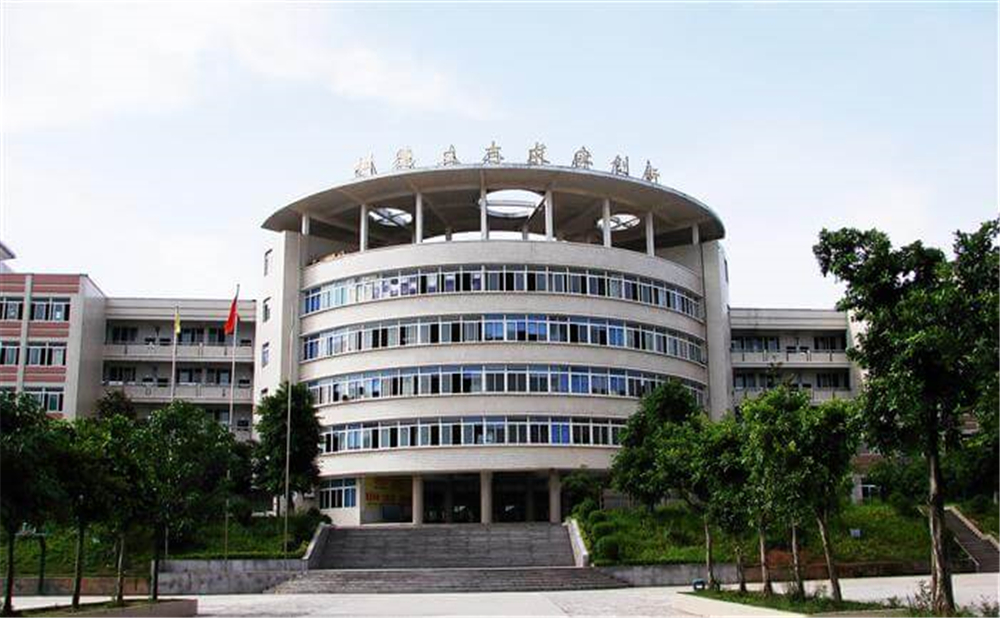 高坪中學(xué)學(xué)校環(huán)境怎么樣？