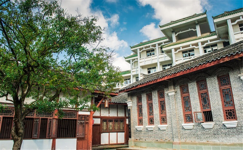 閬中東風中學學校環(huán)境怎么樣？