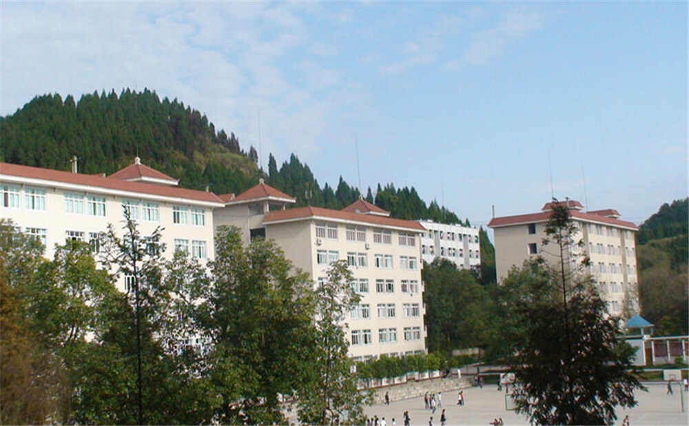 建興中學(xué)學(xué)校環(huán)境怎么樣？
