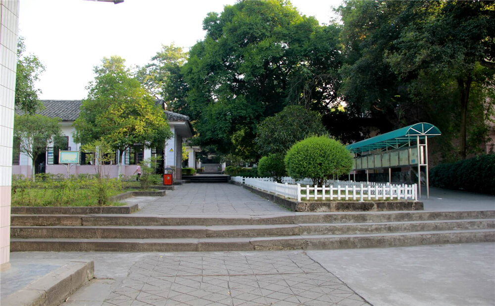 蓬安中學學校詳細地址在什么地方？