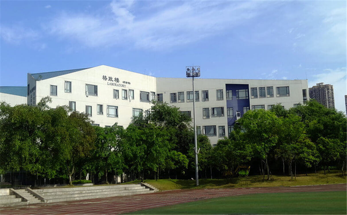 成都實(shí)驗(yàn)外國語學(xué)校（西區(qū)）每年的學(xué)費(fèi)是多少錢？