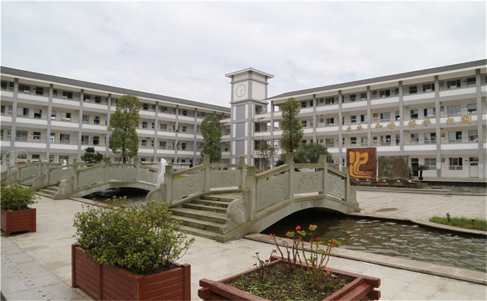 平樂中學(xué)每年的學(xué)費(fèi)是多少？