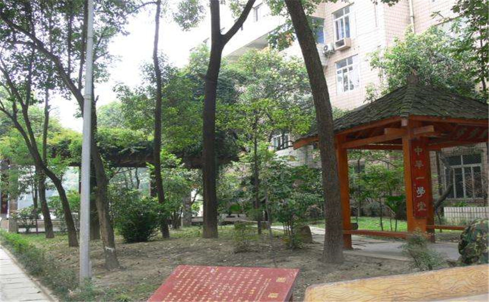 石室聯(lián)合中學(xué)蜀華分校外招生一年的學(xué)費(fèi)是多少？