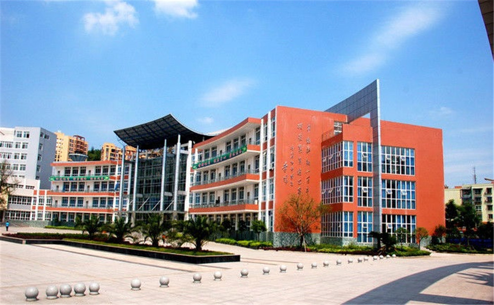 簡陽中學(xué)每年的學(xué)費(fèi)是多少？