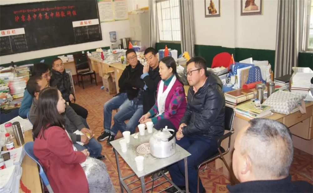 四川師范大學附屬中學外招生一年的學費是多少？