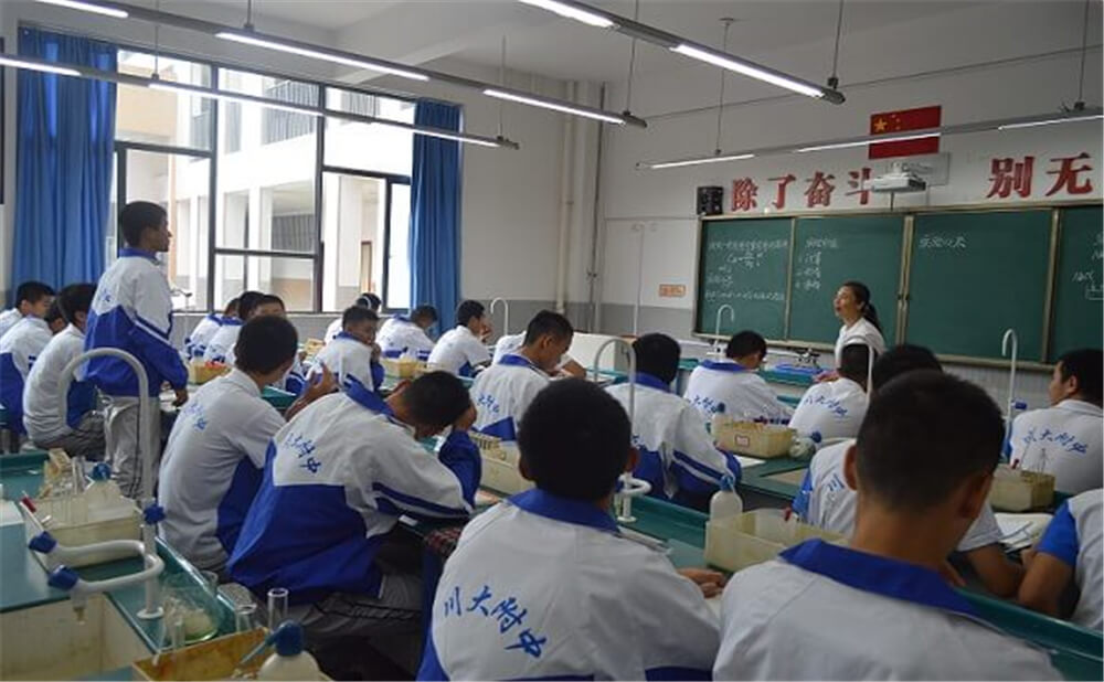 四川大學(xué)附屬中學(xué)外招生一年的學(xué)費(fèi)是多少錢(qián)？
