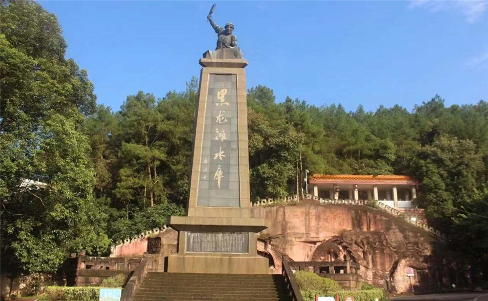 成都石室中學(xué)每年學(xué)費(fèi)多少？