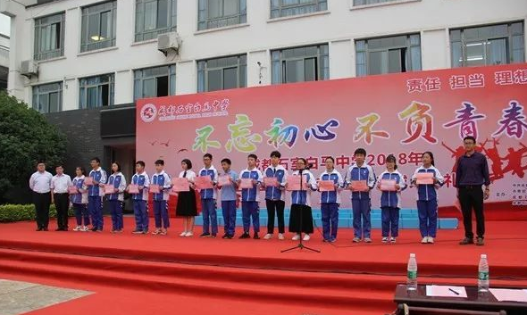石室白馬中學(xué)的高考升學(xué)率是多少？