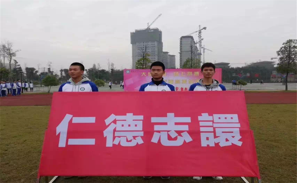 棠湖中學(xué)每年學(xué)費(fèi)是多少？