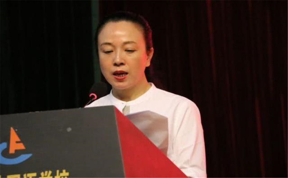 成都外國(guó)語(yǔ)學(xué)校的學(xué)費(fèi)是多少是多少？