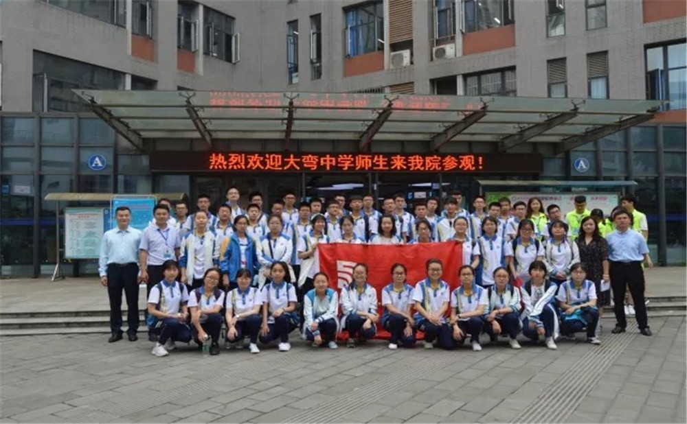 大彎中學(xué)招生一年的學(xué)費(fèi)是多少？