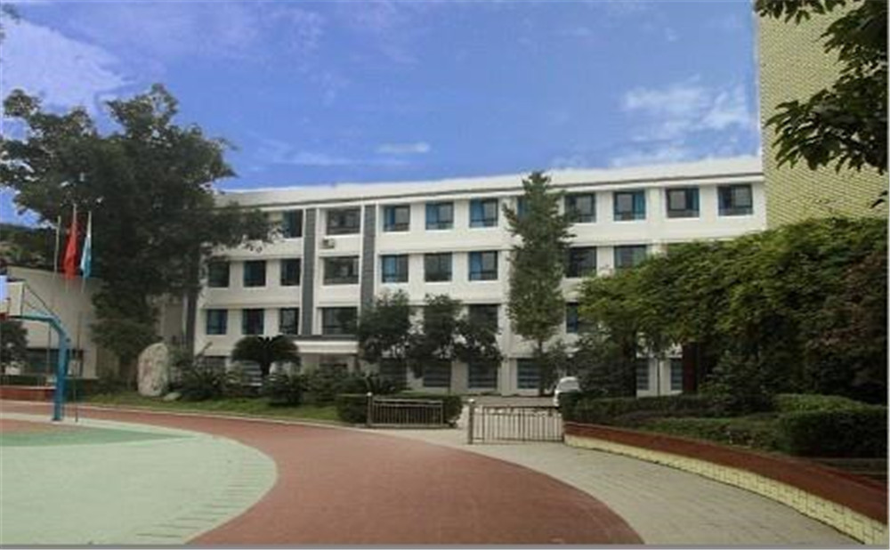 成都市第三十三中學(xué)近三年的錄取分?jǐn)?shù)是多少？