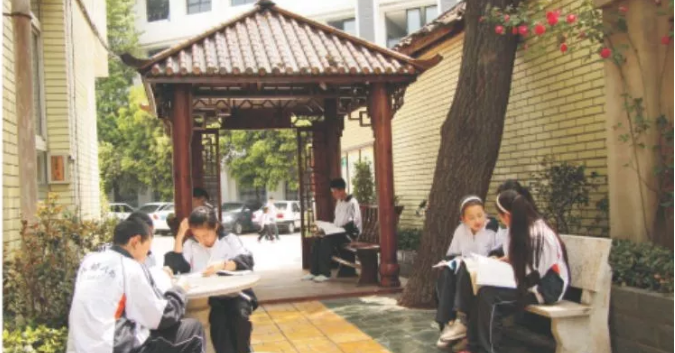 成都市第三十三中學(xué)的宿舍怎么樣？