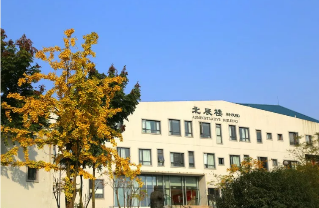 成都實(shí)驗(yàn)外國語學(xué)校的錄取分?jǐn)?shù)線是多少？
