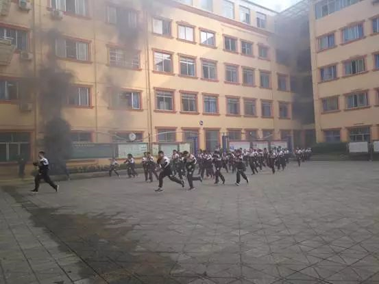成都實驗外國語學校的宿舍怎么樣？