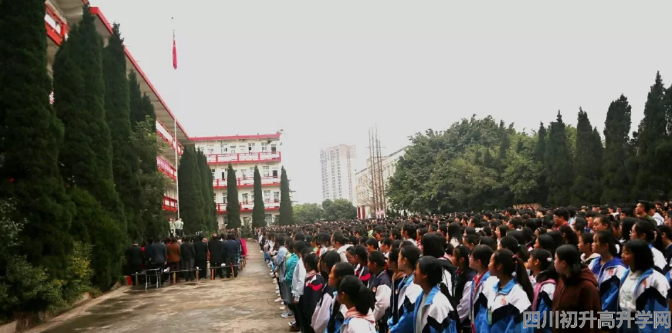 賈家中學(xué)高中一年的學(xué)費(fèi)是多少？