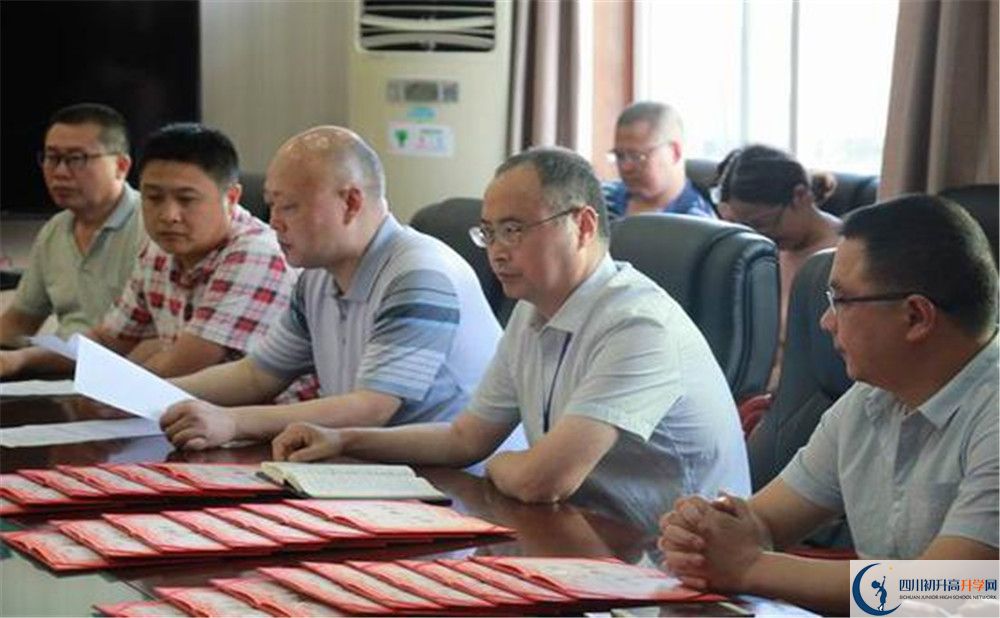 大邑縣實(shí)驗(yàn)中學(xué)高中一年的學(xué)費(fèi)是多少？