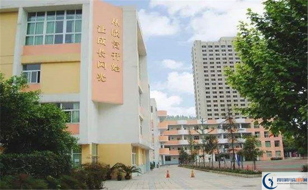成都成飛中學(xué)高中本部的錄取分?jǐn)?shù)是多少？
