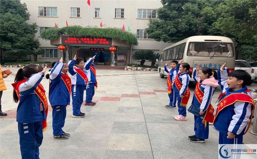 成都石室佳興外國語學校初升高的學費是多少？