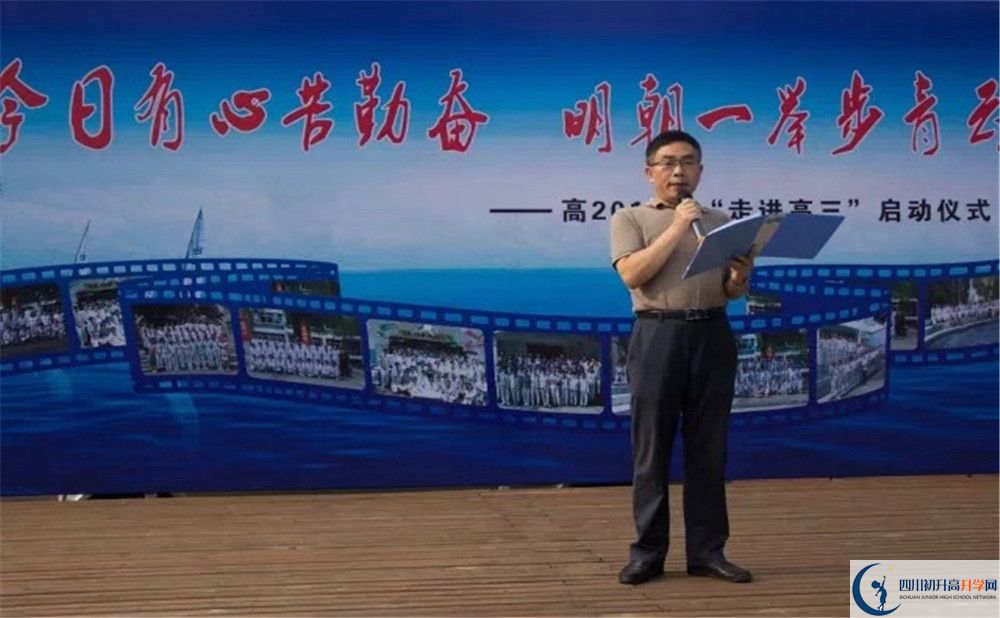 成都市田家炳中學(xué)的學(xué)費(fèi)收費(fèi)標(biāo)準(zhǔn)是多少？