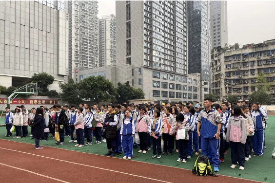 成都市第十七中學一年的學費是多少？