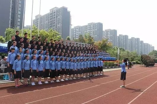 成都三十七中一年的學(xué)費(fèi)是多少？