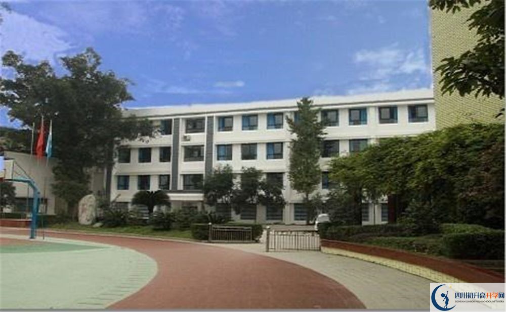 成都市第三十三中學(xué)一年的學(xué)費(fèi)是多少錢？