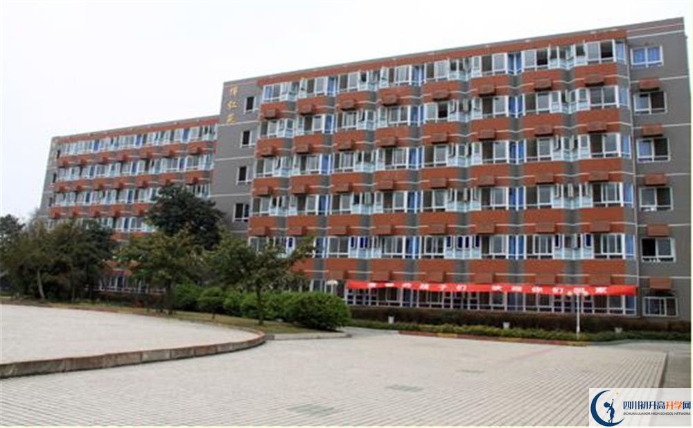 四川師范大學(xué)附屬中學(xué)一學(xué)期的學(xué)費是多少？