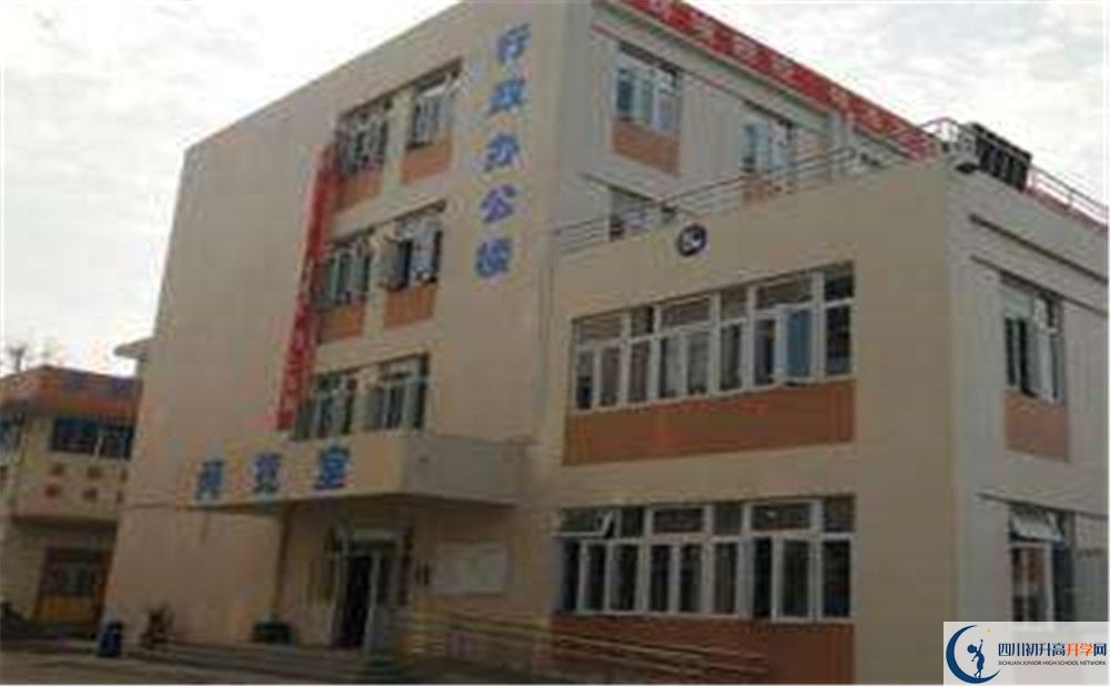 蜀城中學(xué)一學(xué)期的學(xué)費(fèi)是多少？