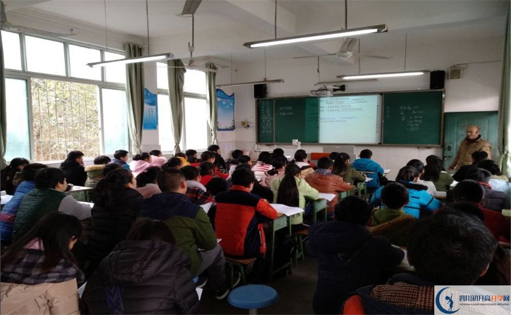 成都市田家炳中學(xué)初升高向外地招生嗎？