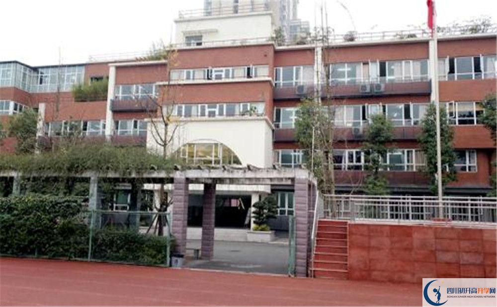 成都七中八一學(xué)校的住宿費(fèi)用是多少？