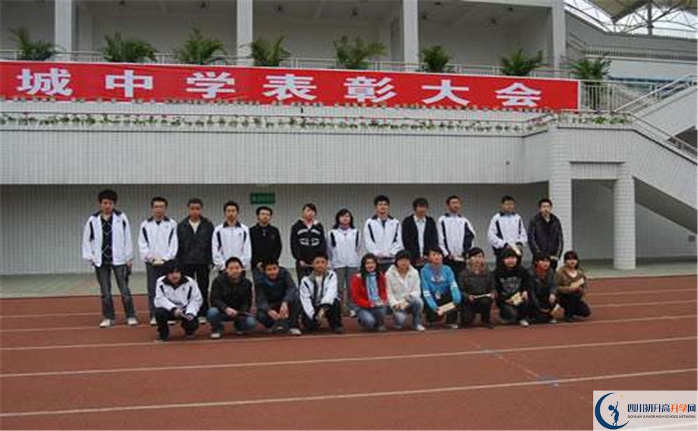 香城中學(xué)是私立還是公立學(xué)校？