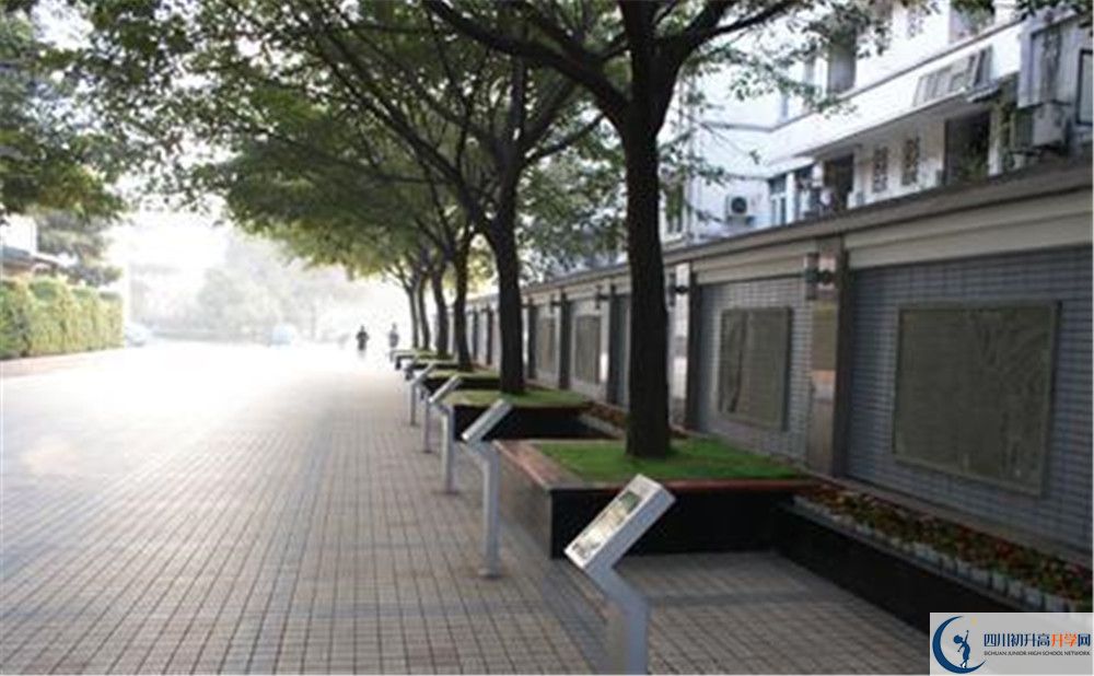 成都市田家炳中學實驗班人數(shù)是多少？
