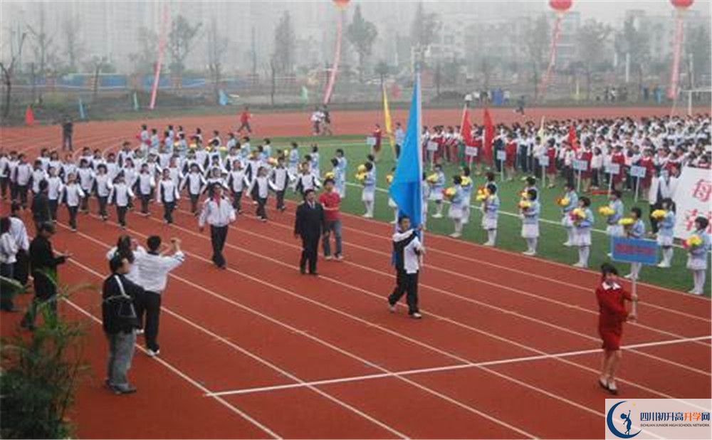 香城中學是私立收費嗎？