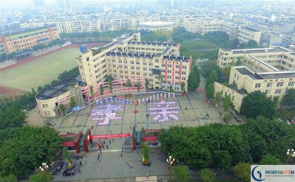 溫江二中在校學(xué)生總?cè)藬?shù)是多少？