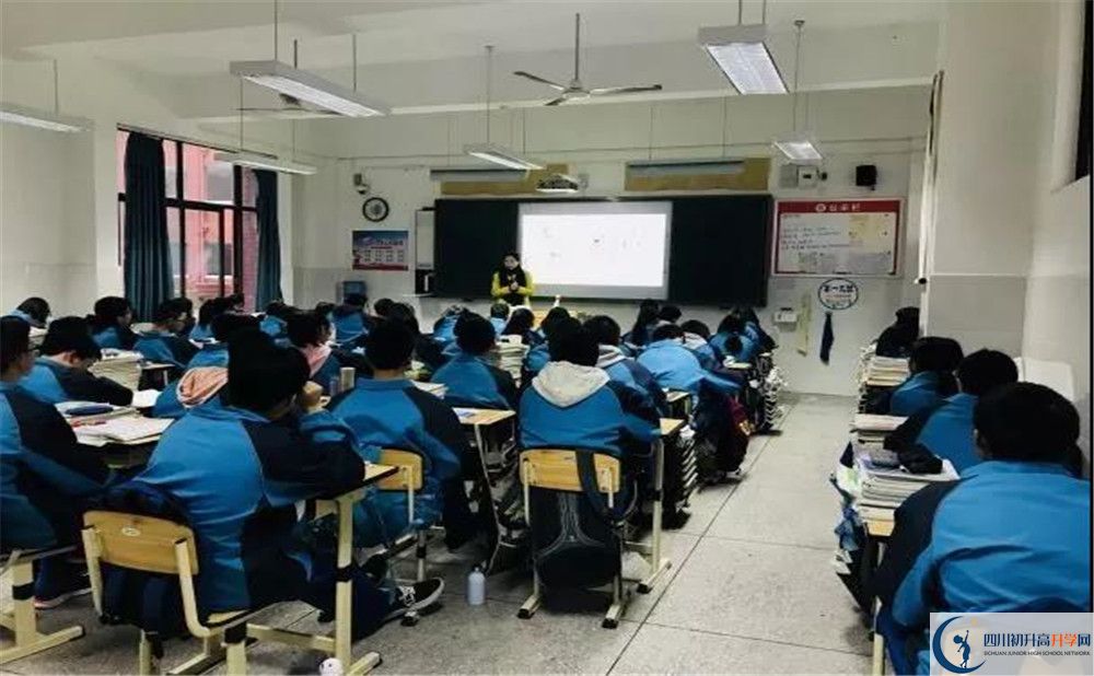新都一中在校學(xué)生總?cè)藬?shù)是多少？